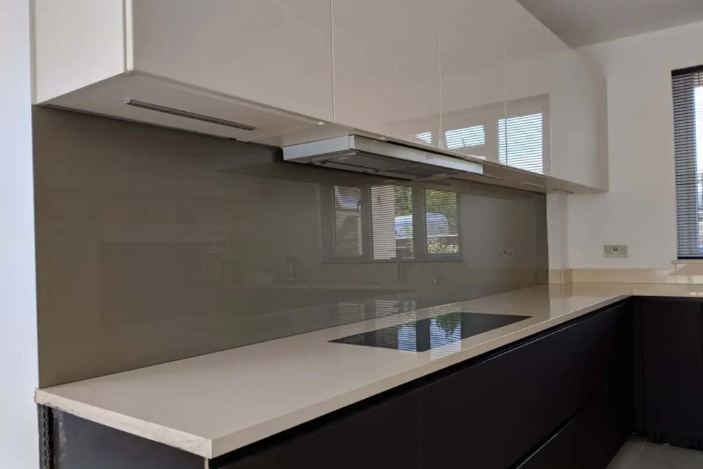 coloured-glass-splashback