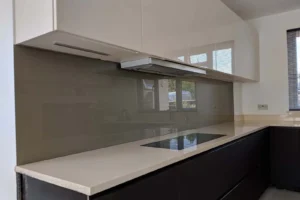 coloured-glass-splashback